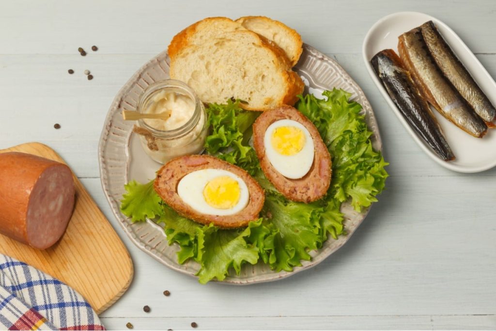 Schottische Eier in Hackfleisch mit Senfsoße