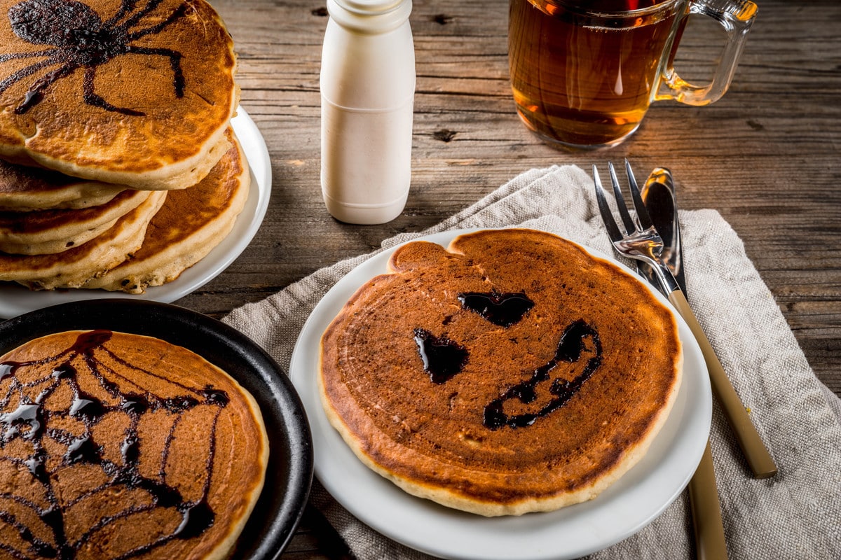 Schrecklich leckere Halloween Pancakes mit Schokoladensirup