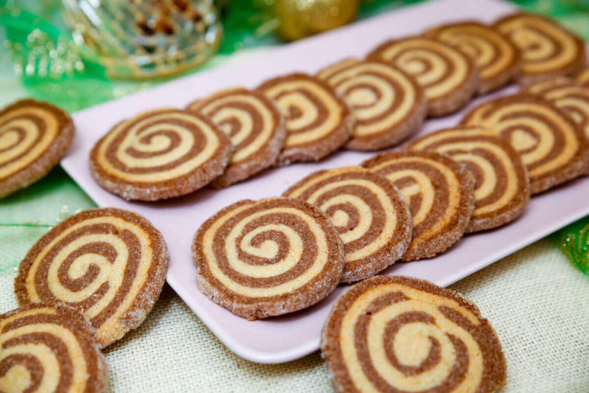 Schwarz Weiß Gebäck Spiralen Plätzchen mit Kakao