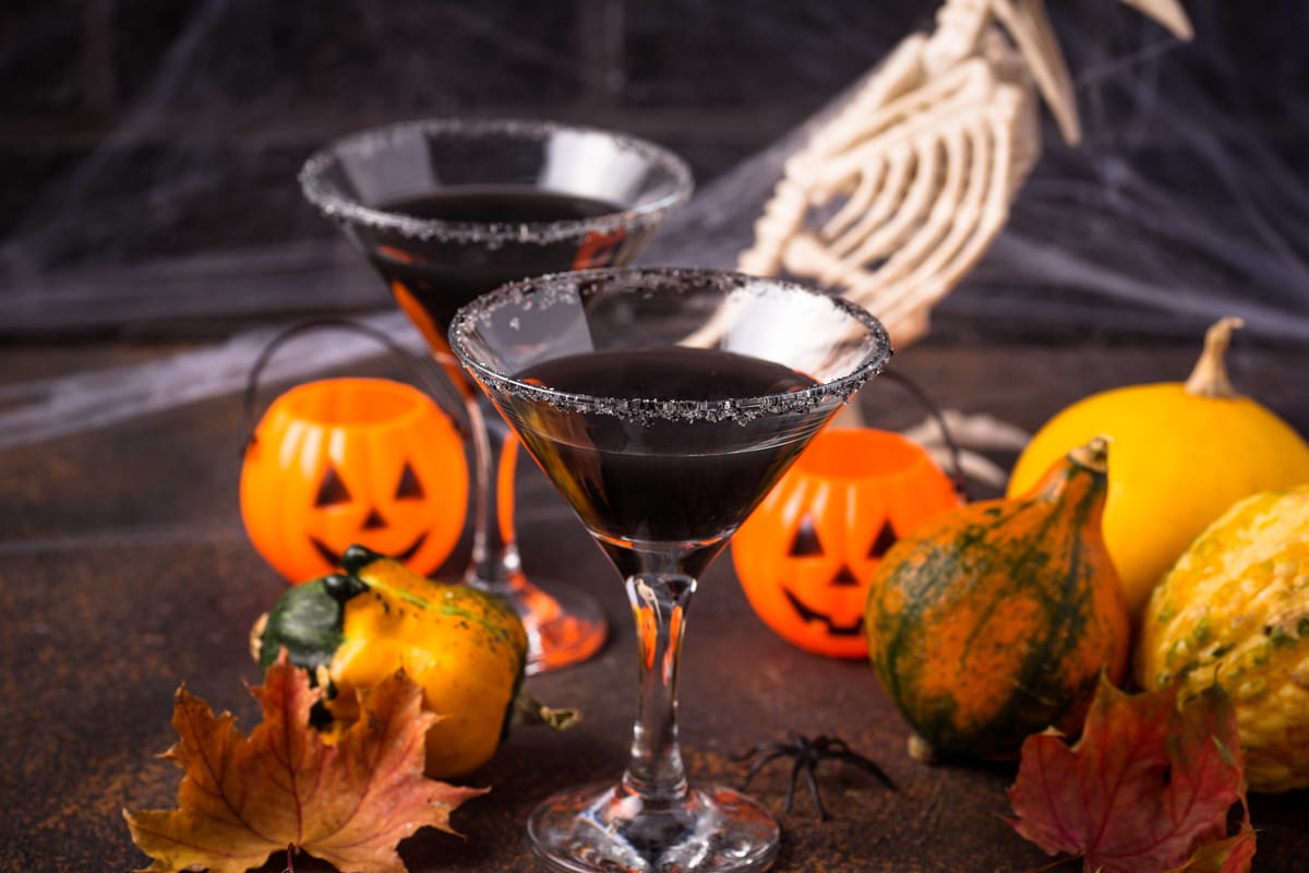 Schwarzer Halloween Cocktail mit Rum und Likör