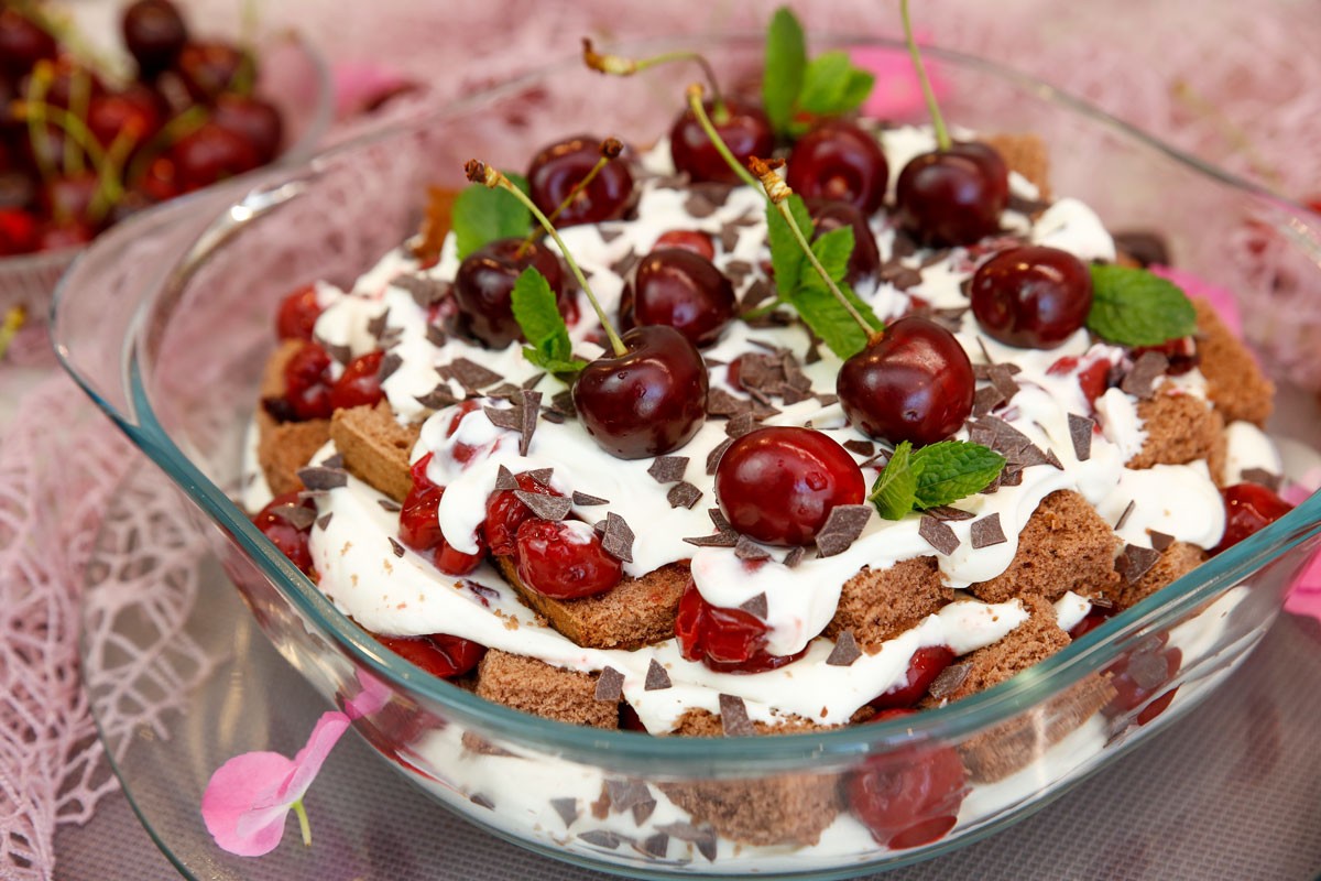 Schwarzwälder Kirsch Dessert mit Schokobiskuit und Sahnecreme