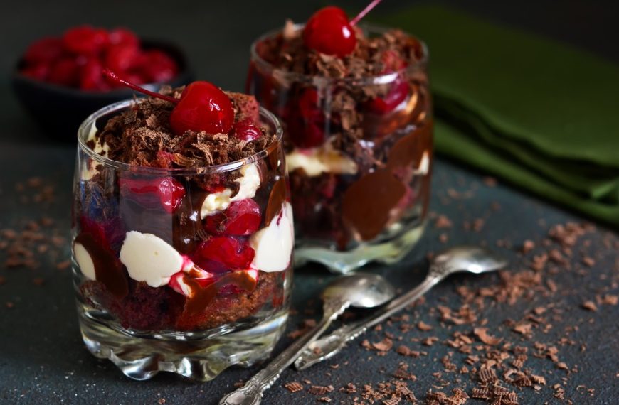 Schwarzwälder Kirsch im Glas mit Schokolade, Sahne und Mascarpone