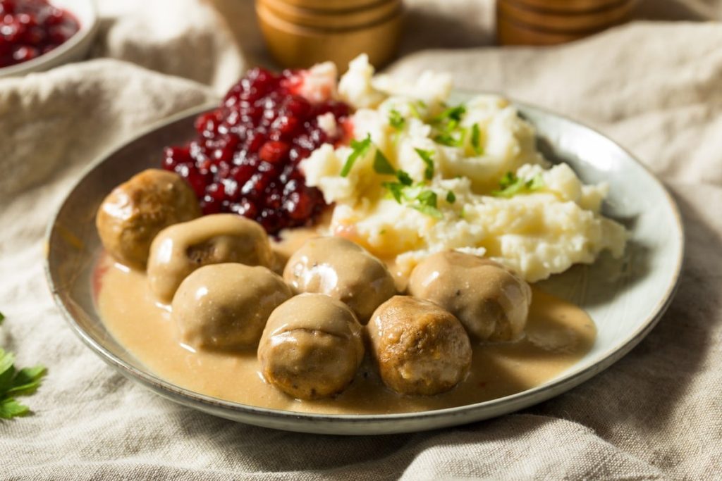 Schwedische Fleischbällchen mit Roggenbrot in Preiselbeersauce