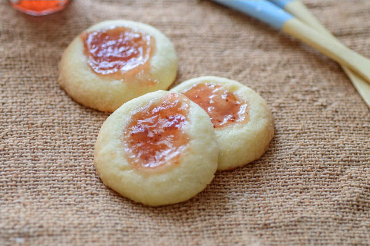 Schwedische Marmeladenkekse mit Butter und Zimt zum Kaffee oder Tee