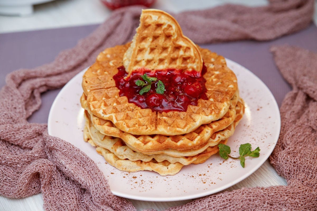 Schwedische Waffeln mit Sprudelwasser