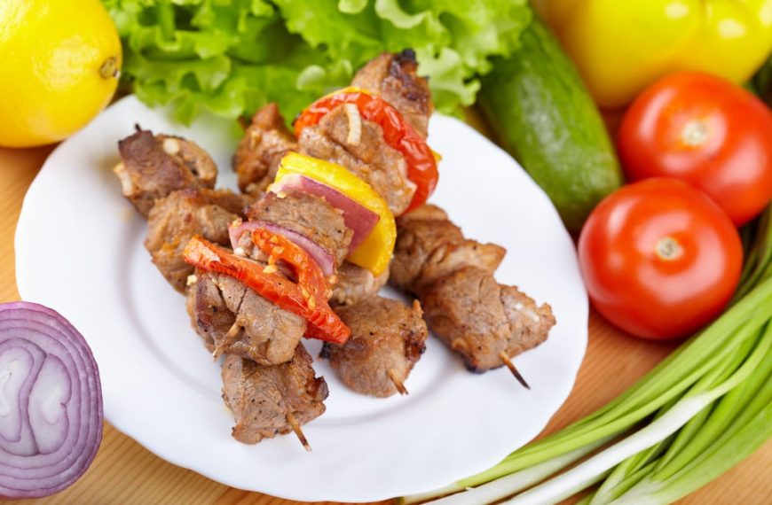 Schweine Schaschlik mit Äpfeln, Tomaten und Paprika