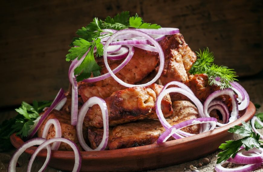 Schweine Schaschlik mit Essigmarinade und Zwiebeln