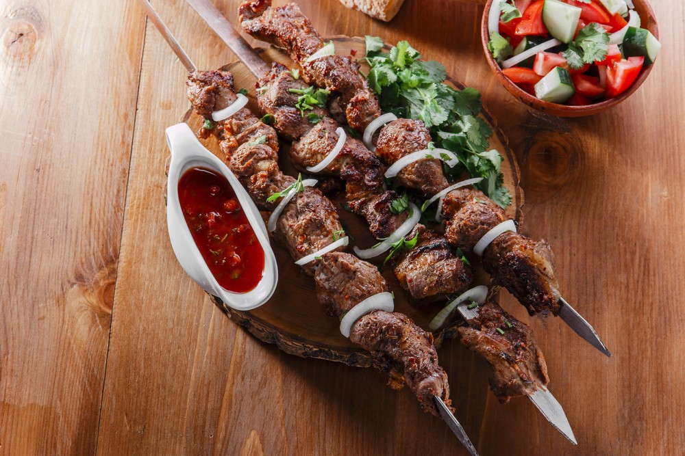 Schweine Schaschlik mit Koriander und Zitronensaft