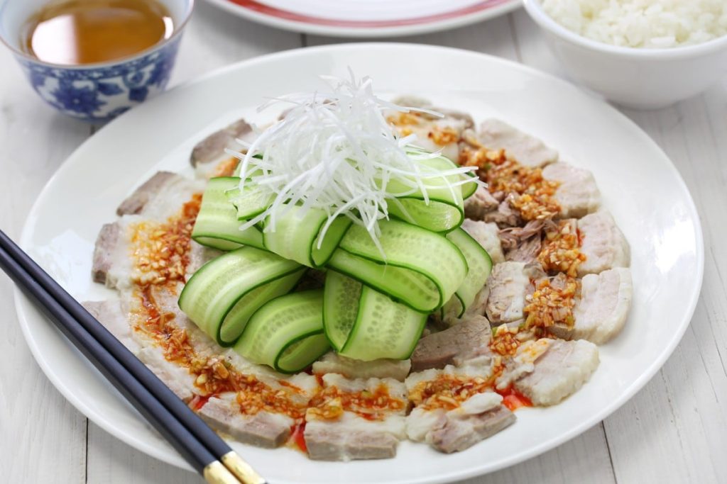 Schweinebauch mit Knoblauch und würziger Sojasauce nach Chinesischer Art