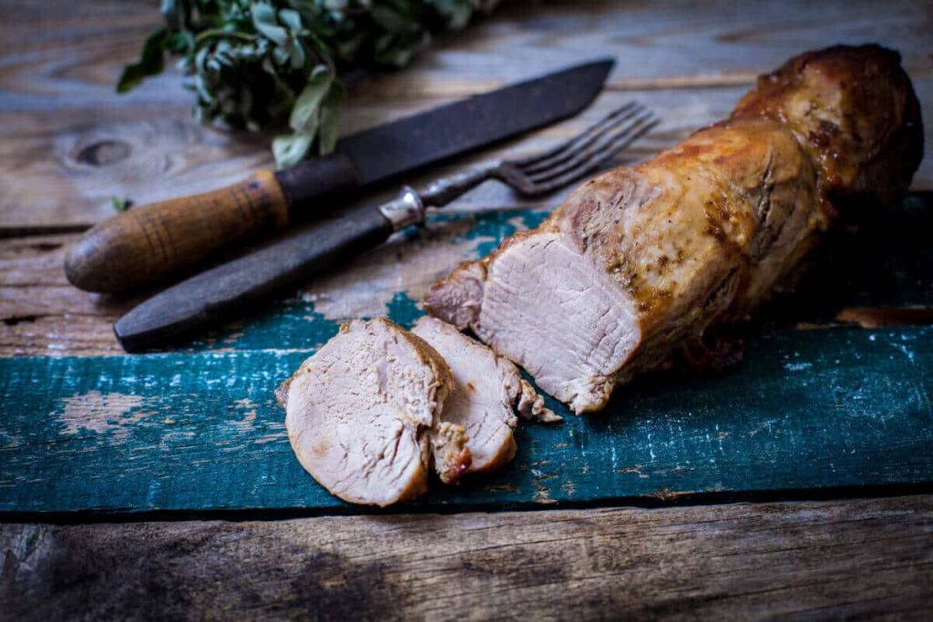 Schweinebraten in Alufolie mit Senf und Zwiebeln aus dem Backofen