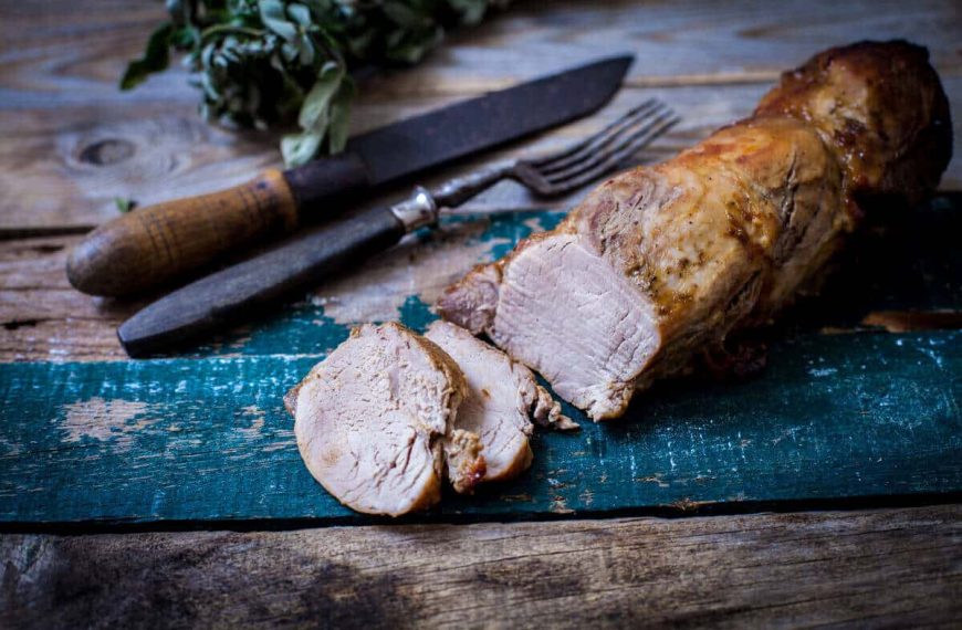 Schweinebraten in Alufolie mit Senf und Zwiebeln aus dem Backofen