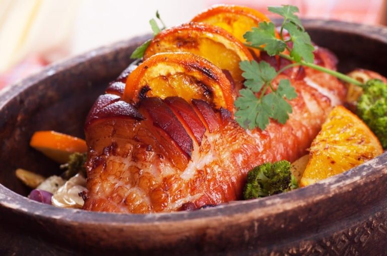 Saftiger Schweinebraten mit Rotwein und Gemüse
