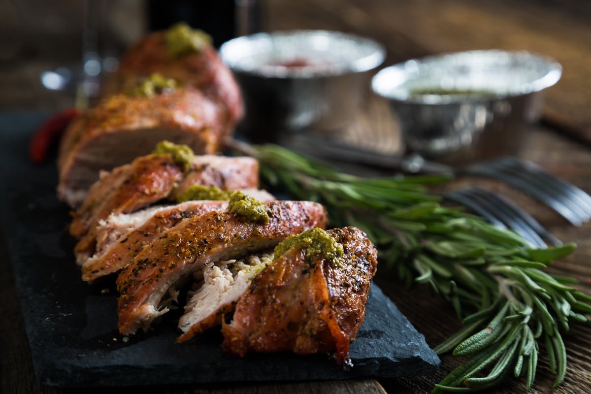 Schweinefilet mit einer Kräuterkruste im Backofen