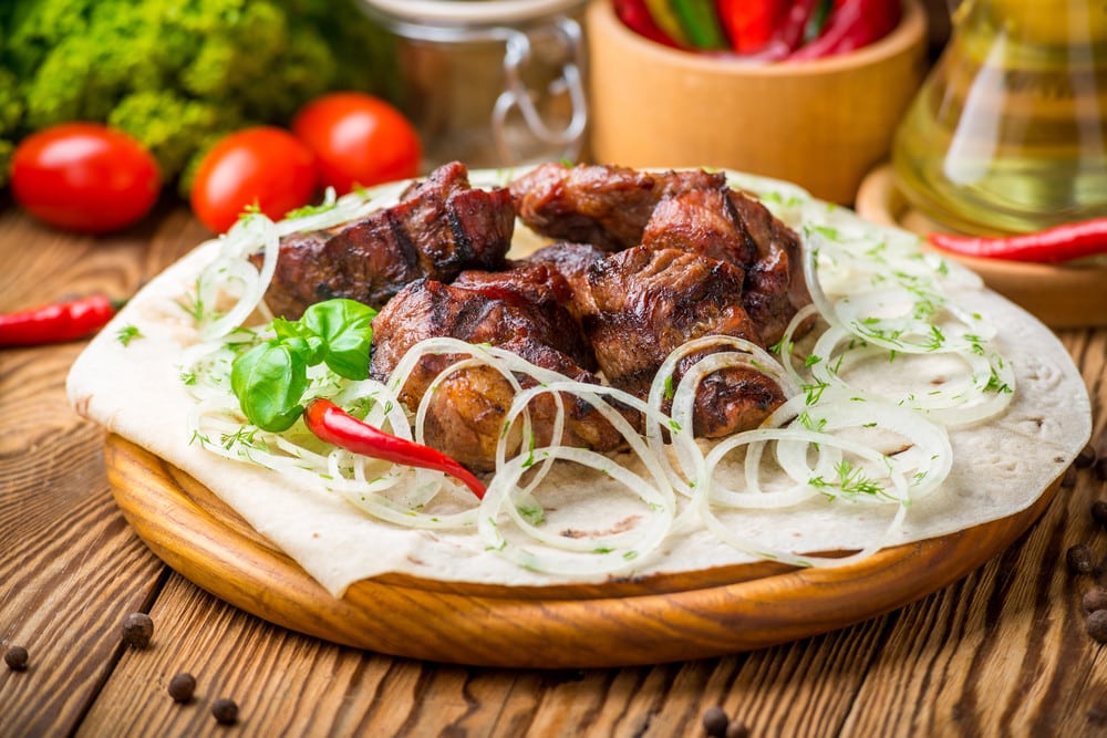 Schweinefleisch Schaschlik mit Zwiebeln in Mineralwasser-Marinade