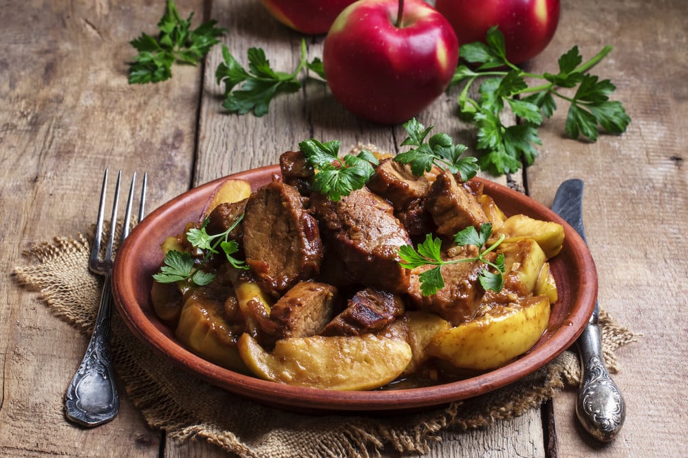 Schweinefleisch mit Äpfeln und Ingwer aus dem Backofen