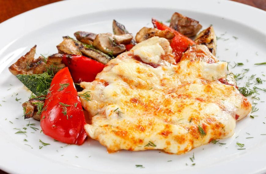 Schweinefleisch mit Champignons, Käse und Tomaten