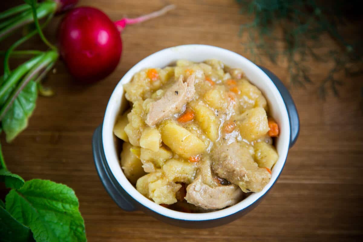 Schweinefleisch mit Kartoffeln und Sauerkraut aus dem Ofen