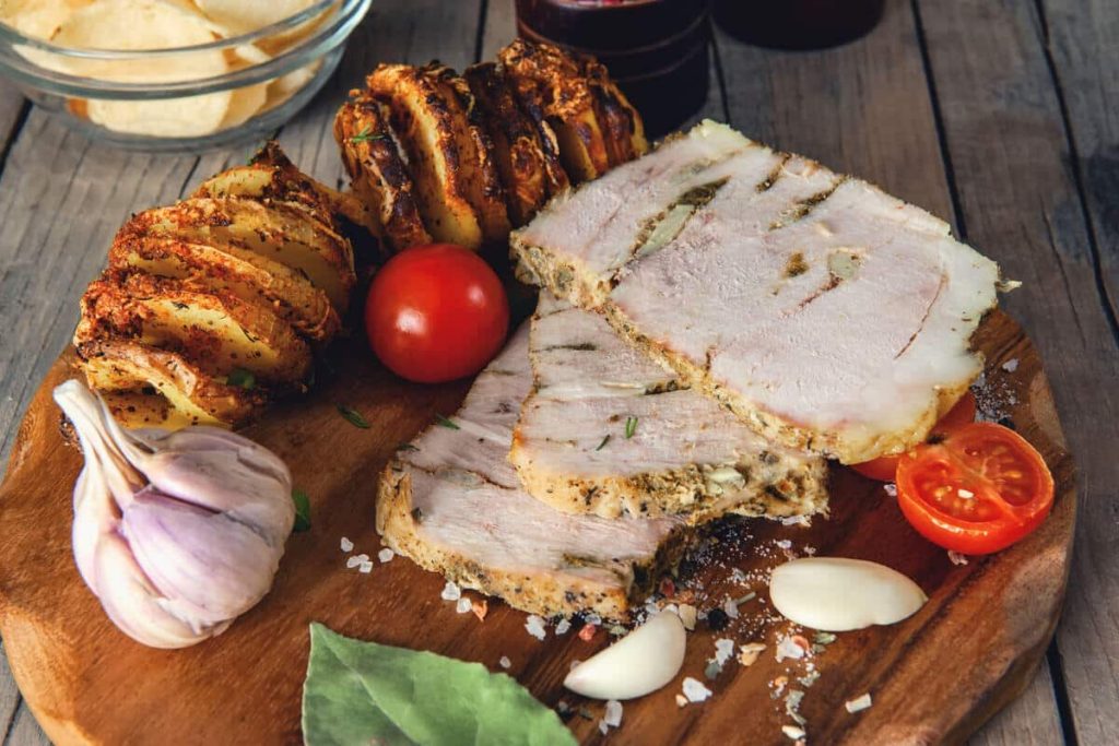 Schweinefleisch mit Knoblauch gebraten und gekocht