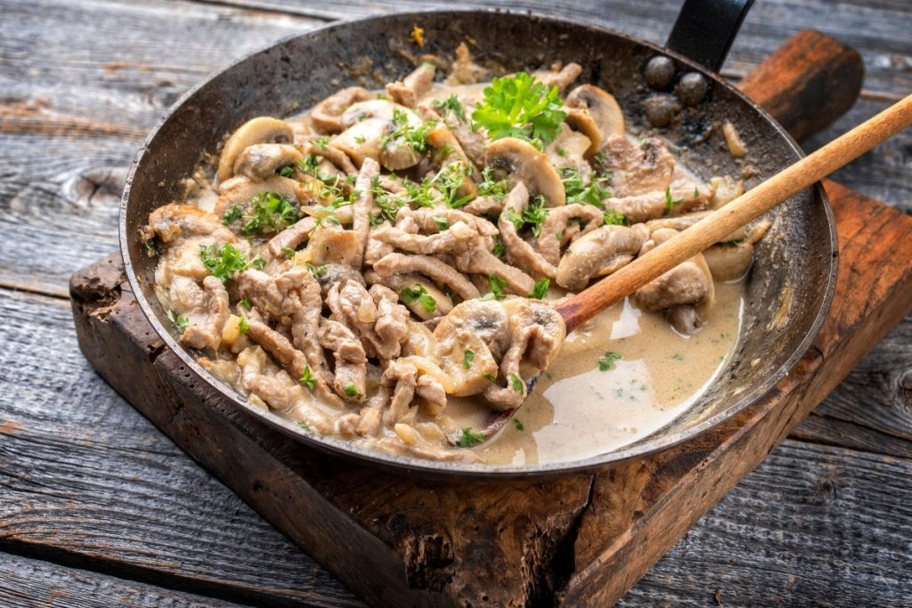 Schweinegeschnetzeltes mit Champignons in Rahmsoße aus der Pfanne