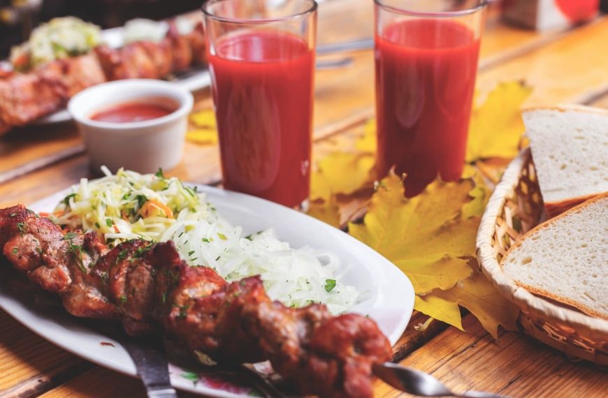 Schweineschaschlik mit Zwiebeln in Ketchup-Mayonnaise Marinade