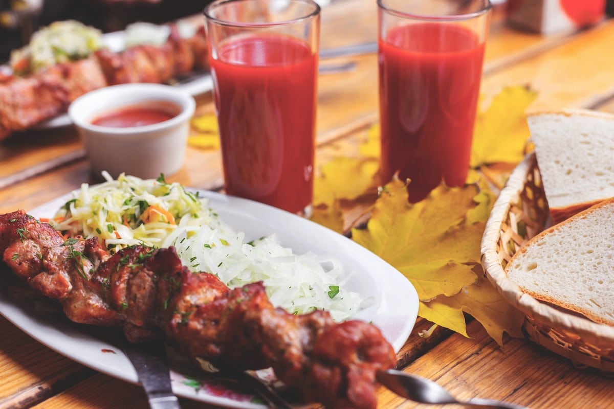 Schweineschaschlik mit Zwiebeln in Ketchup-Mayonnaise Marinade