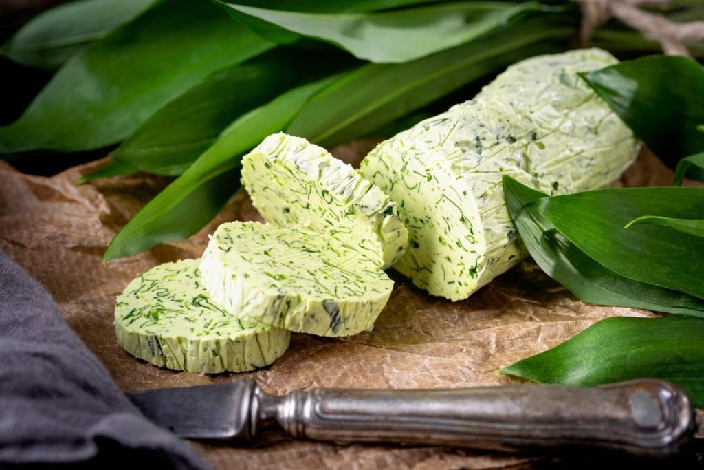 Bärlauchbutter mit Zitrone und Senf zum Frühstücksbrot oder Gegrilltem