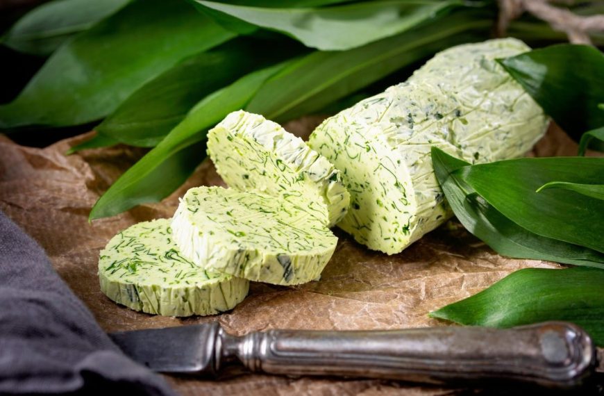 Selbstgemachte Bärlauchbutter mit Salz und Zitronensaft