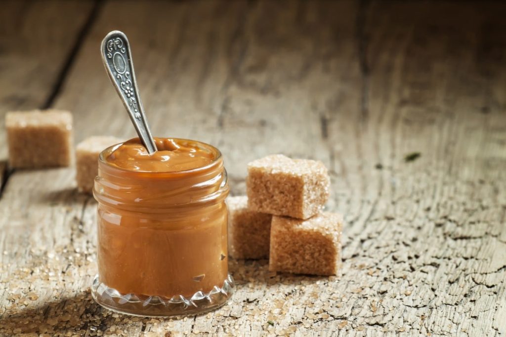 Selbstgemachte Karamellsoße mit braunem Zucker