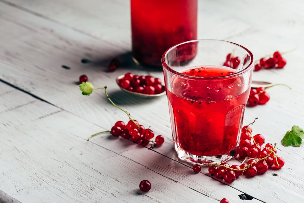 Selbstgemachte Limonade mit roten Johannisbeeren und Orangen