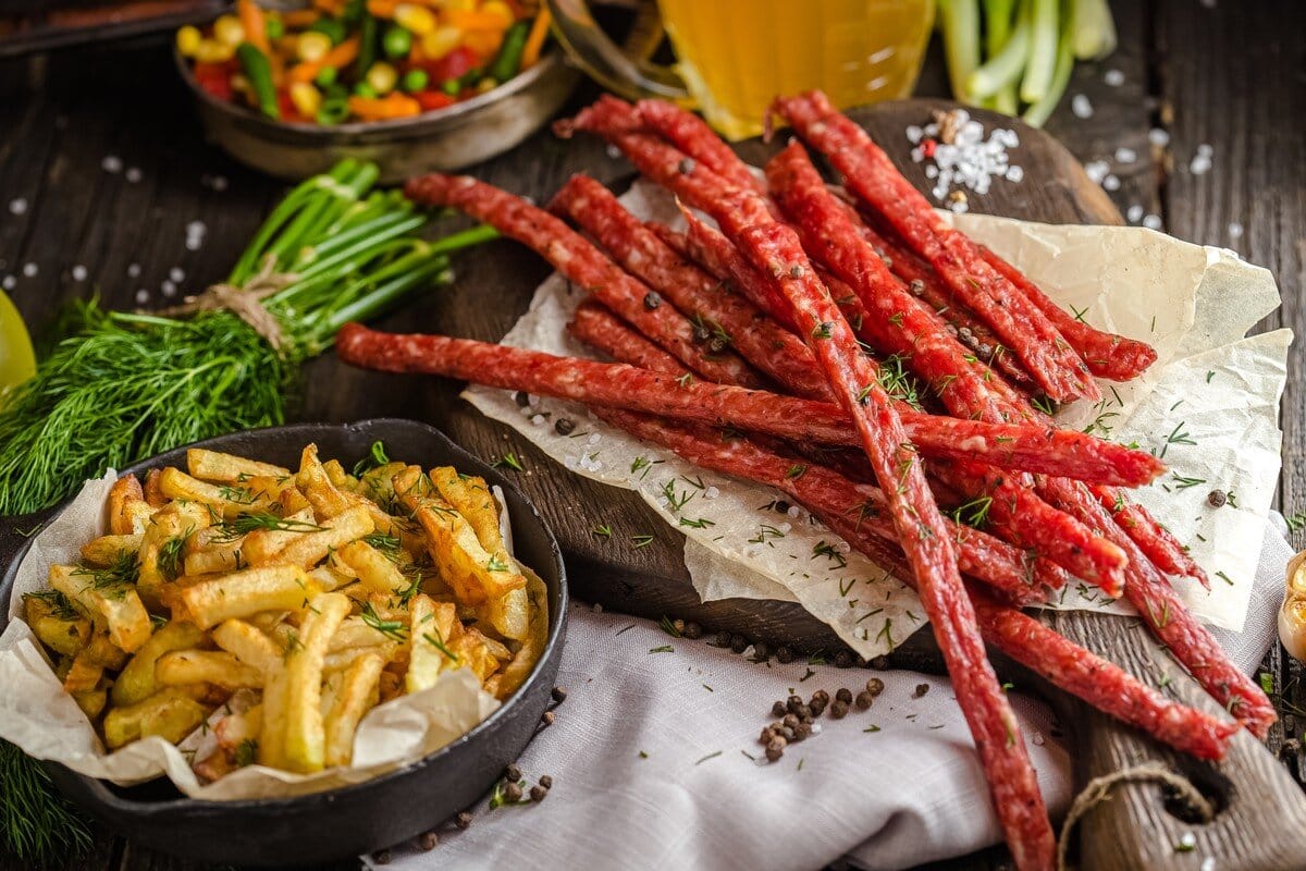 Selbstgemachte Snack Würstchen mit Muskat und Knoblauch