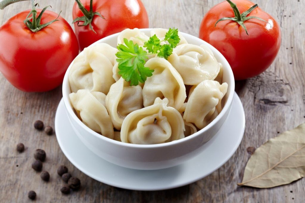 Selbstgemachte Teigtaschen Pelmeni mit Hackfleischfüllung
