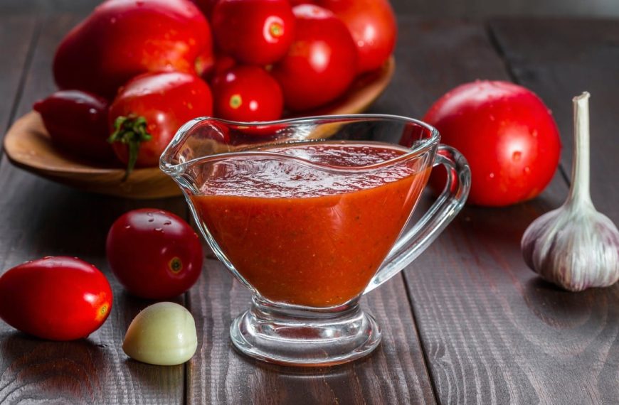 Selbstgemachte Tomatensauce mit Knoblauch zum Gegrillten – Pikante Steaksauce