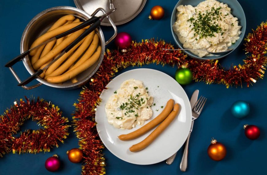 Selbstgemachter Kartoffelsalat mit Gurken und Würstchen
