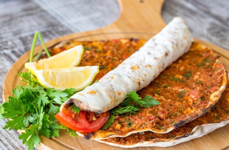 Selbstgemachtes Lahmacun mit Lammhackfleisch