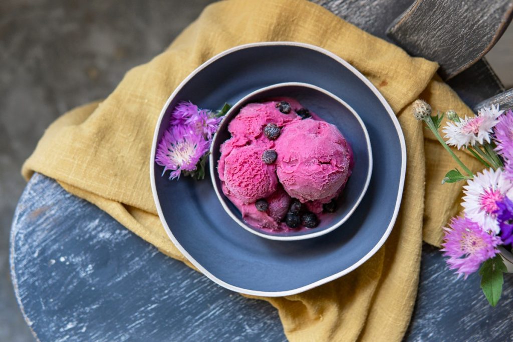 Selbstgemachtes Sahneeis mit Johannisbeeren und Vanille