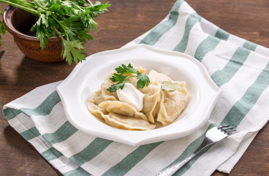 Sibirische Pelmeni mit Hackfleisch und Zwiebeln