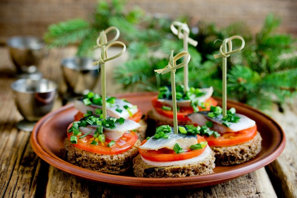 Canapes aus Pfannkuchen mit Schinken, Tomaten und Ricotta