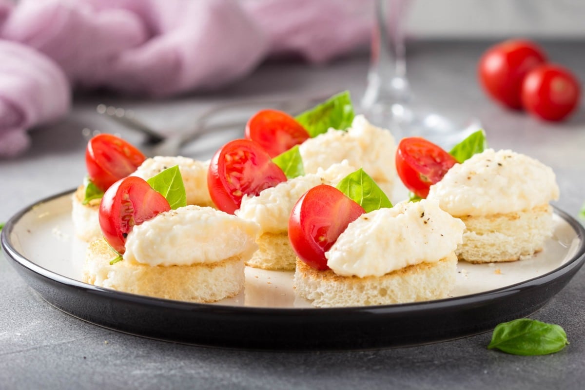 Silvester Fingerfood aus Bruschetta mit Tomaten und Ziegenkäse