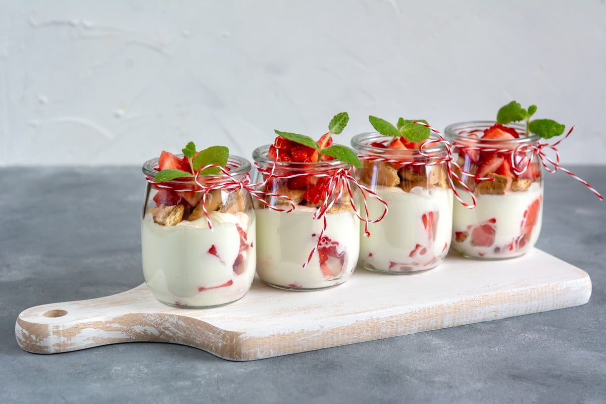 Skyr Joghurt Dessert mit Erdbeeren und Butterkeksen im Glas