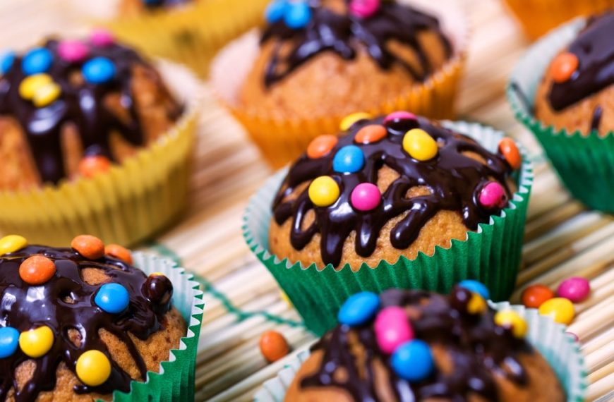 Smarties Muffins mit Schokolade zum Fasching