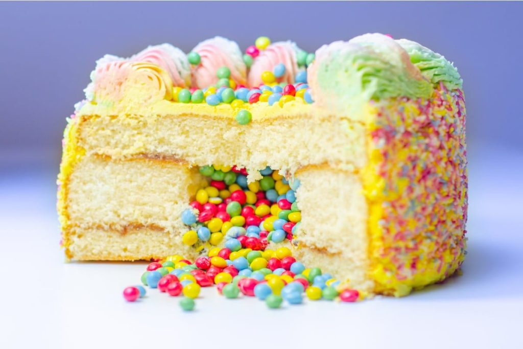 Smartieskuchen aus Biskuit und Creme zum Fasching