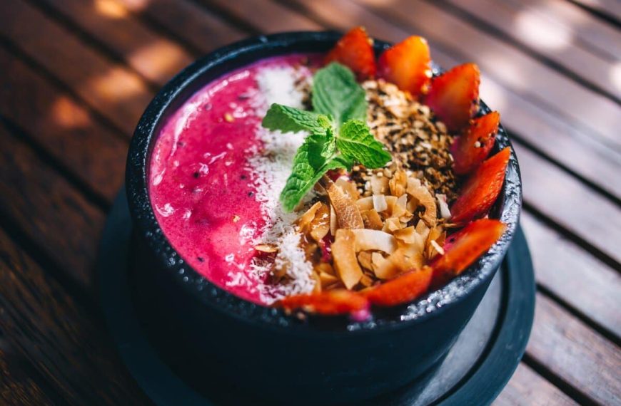 Smoothie Bowl aus Blaubeeren, Äpfeln und Erdbeeren mit Kokos