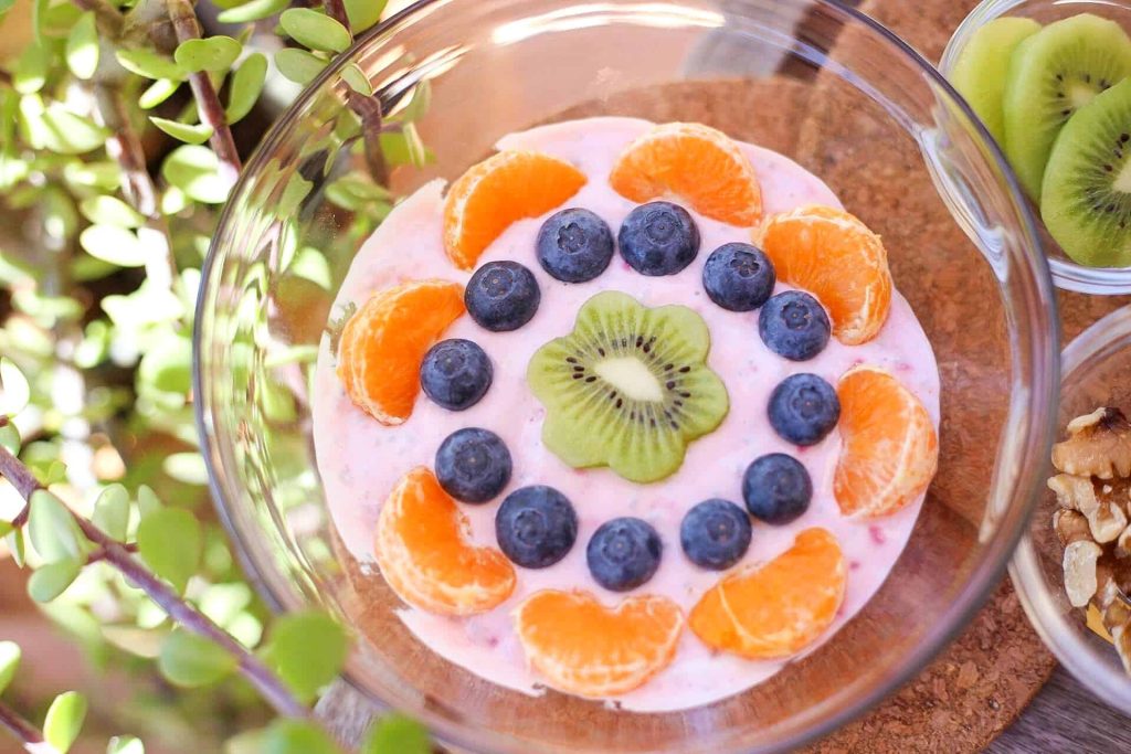 Smoothie Bowl aus Himbeeren mit Kiwi und Mandarinen