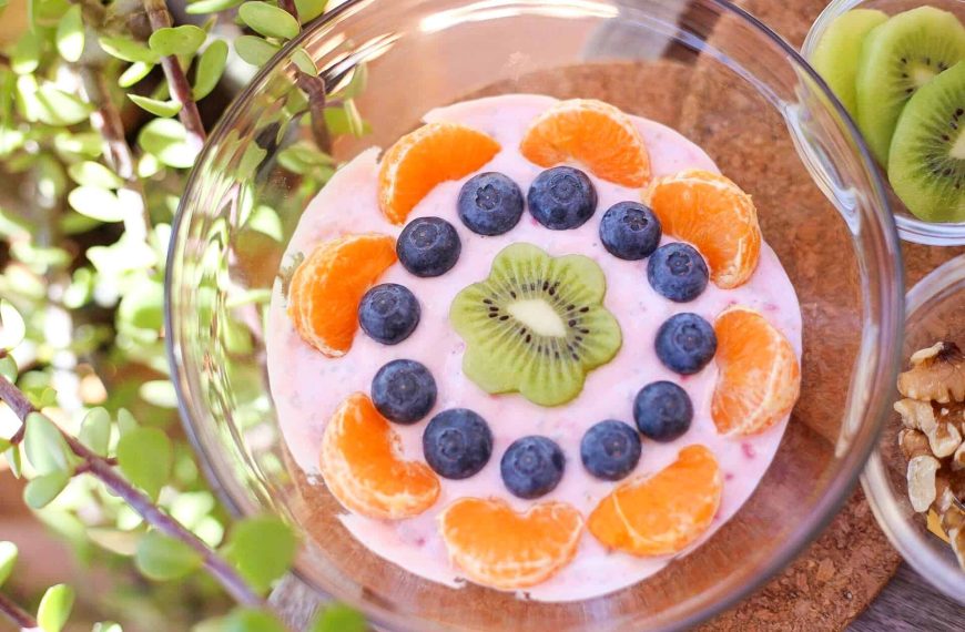 Smoothie Bowl aus Himbeeren mit Kiwi und Mandarinen