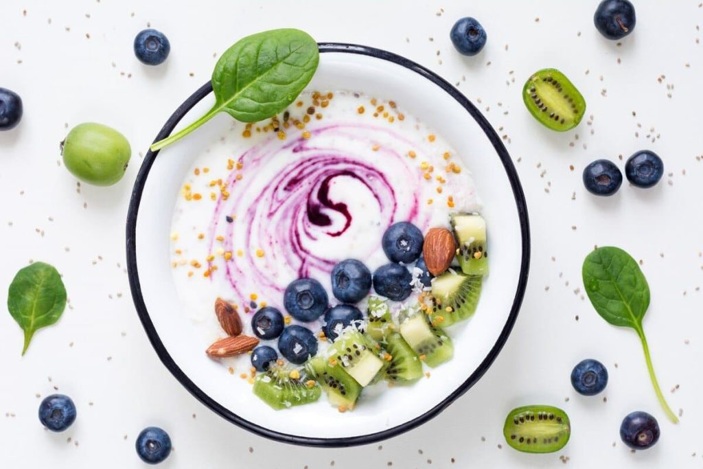 Smoothie Bowl aus Joghurt und Buttermilch mit Blaubeeren