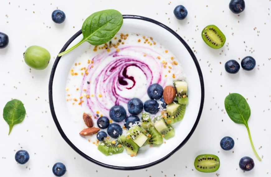 Smoothie Bowl aus Joghurt und Buttermilch mit Blaubeeren