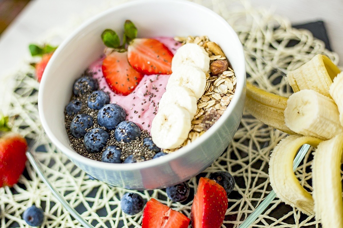 Smoothie Bowl mit Erdbeeren