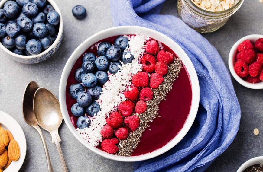 Smoothie Bowl mit Himbeeren, Heidelbeeren und Joghurt