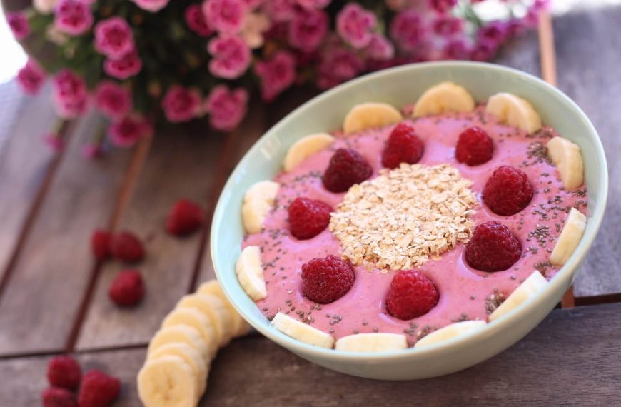 Smoothie Bowl mit Himbeeren und Bananen