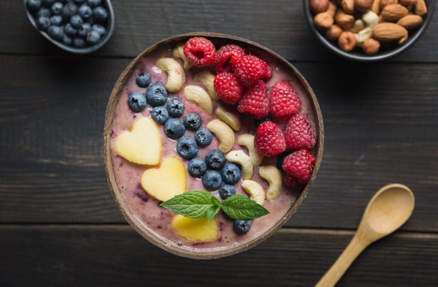 Smoothie Bowl mit Himbeeren und Bananen zum Frühstück